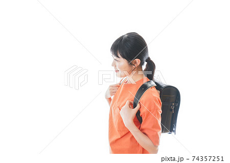 ランドセルを背負った若い女性 ランドセルを背負った若い女性 74357251