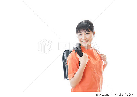 ランドセルを背負った若い女性 74357257