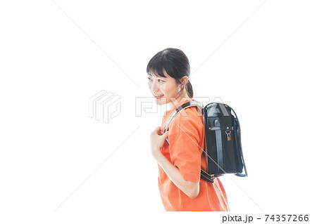 ランドセルを背負った若い女性 74357266
