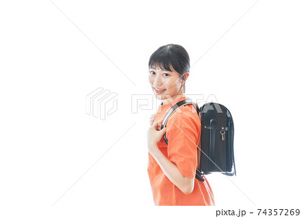 ランドセルを背負った若い女性 ランドセルを背負った若い女性 74357269