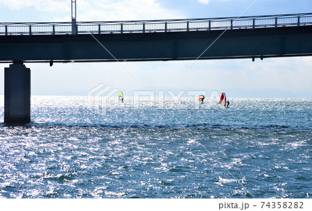 冬の海のサーファー 冬の海のサーファー 74358282