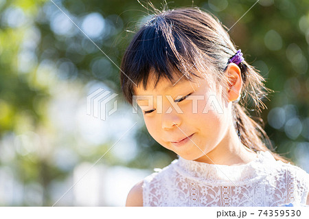 外で遊ぶ女の子 外で遊ぶ女の子 74359530