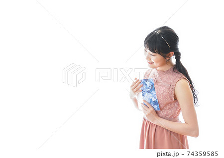 パーティーの招待状を持つ若い女性 74359585