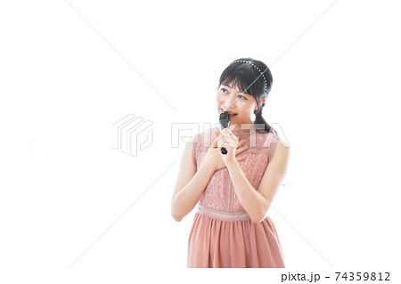 パーティーで司会をする若い女性 パーティーで司会をする若い女性 74359812