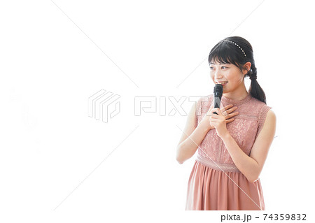 パーティーで司会をする若い女性 74359832