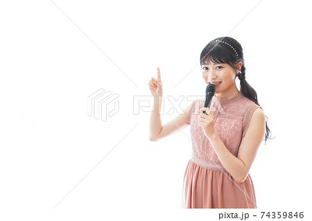 パーティーで司会をする若い女性 74359846