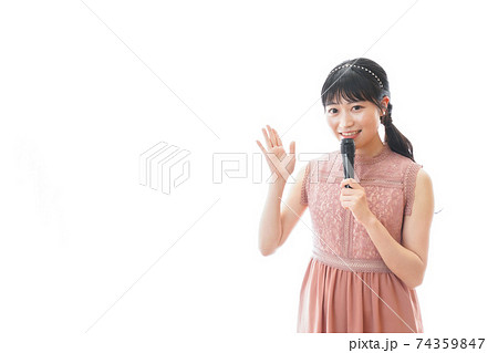 パーティーで司会をする若い女性 74359847