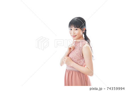 披露宴に参加する若い女性 74359994