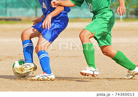 少年サッカーの試合27 攻守競り合い の写真素材