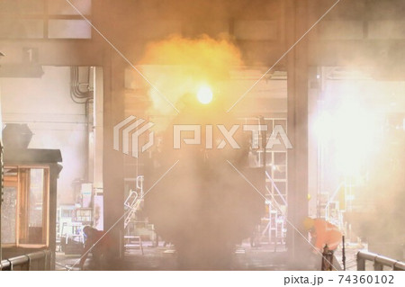 C62蒸気機関車、機関庫に帰る 74360102