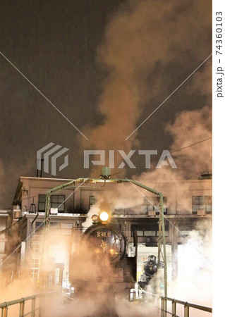 C62蒸気機関車、扇形車庫に帰る 74360103