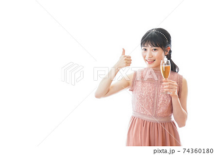 パーティーでワインを飲む若い女性 74360180