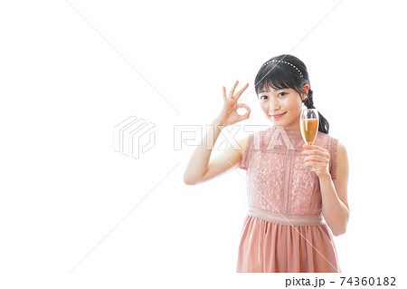 パーティーでワインを飲む若い女性 パーティーでワインを飲む若い女性 74360182