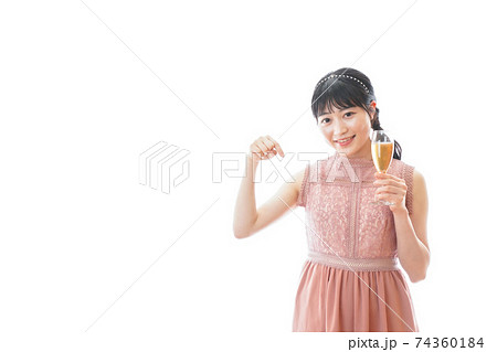 パーティーでワインを飲む若い女性 パーティーでワインを飲む若い女性 74360184