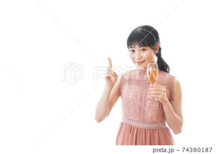 パーティーでワインを飲む若い女性 74360187