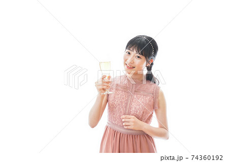 パーティーでワインを飲む若い女性 パーティーでワインを飲む若い女性 74360192