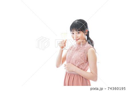 パーティーでワインを飲む若い女性 74360195