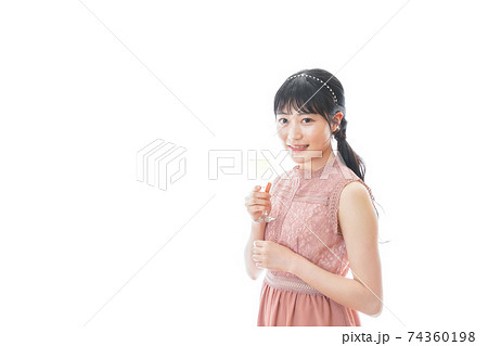 パーティーでワインを飲む若い女性 パーティーでワインを飲む若い女性 74360198