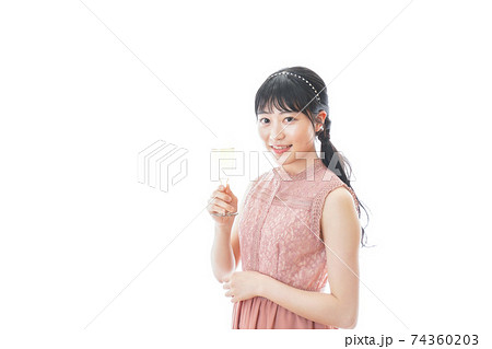 パーティーでワインを飲む若い女性 74360203