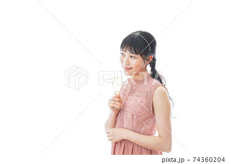 パーティーでワインを飲む若い女性 74360204