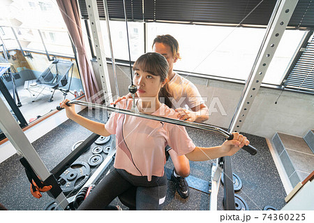 パーソナルトレーニングジムでトレーニングする女性 74360225