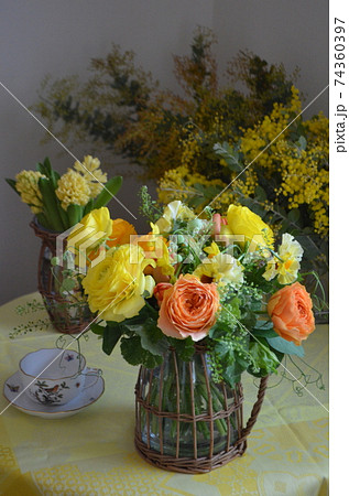 春の黄色い花束 春の黄色い花束 74360397