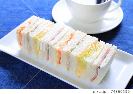 美味しいミックスサンドイッチとコーヒー 美味しいミックスサンドイッチとコーヒー 74360539