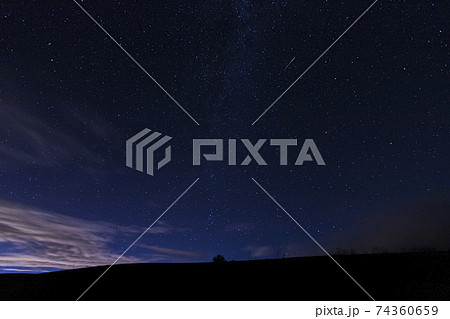北海道の夜空　満天の星々 74360659
