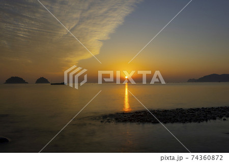 海 夕焼け 日の出 74360872