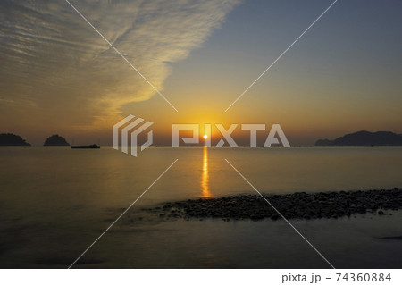 海 夕焼け 日の出 74360884