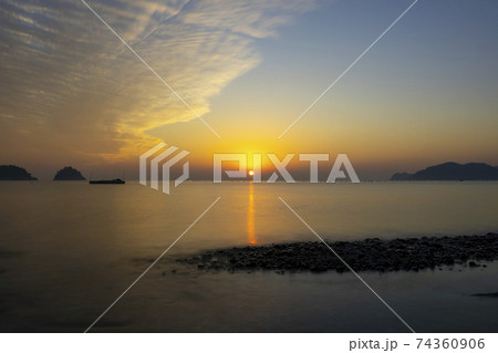 海 夕焼け 日の出 74360906