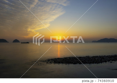 海 夕焼け 日の出 74360910