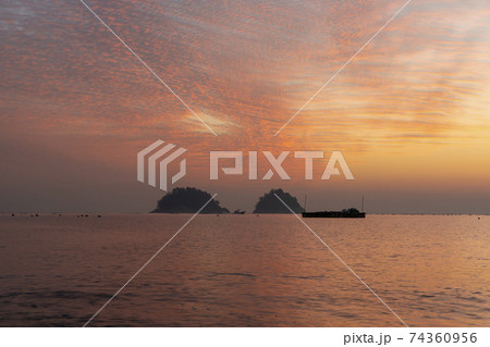 海 夕焼け 空 74360956