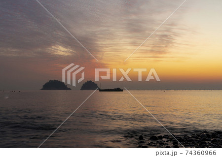 海 夕焼け 空 74360966