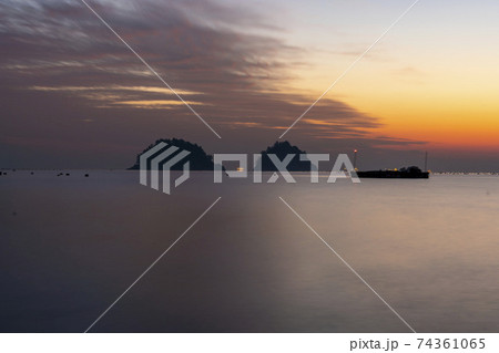 海 夕焼け 空 74361065