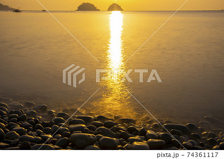 海 夕焼け 日の出 74361117