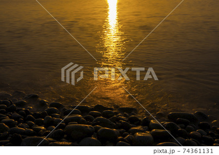海 夕焼け 日の出 74361131