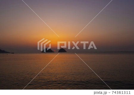 海 夕焼け 日の出 74361311