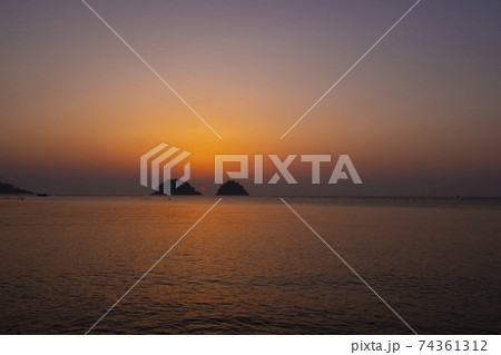 海 夕焼け 日の出 74361312