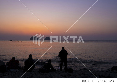 海 夕焼け 岩 74361323