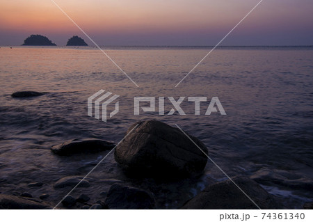 海 夕焼け 岩 74361340