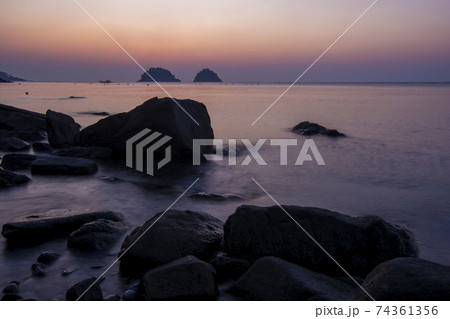 海 夕焼け 岩 74361356