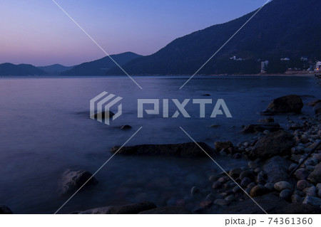 海 夕焼け 岩 74361360