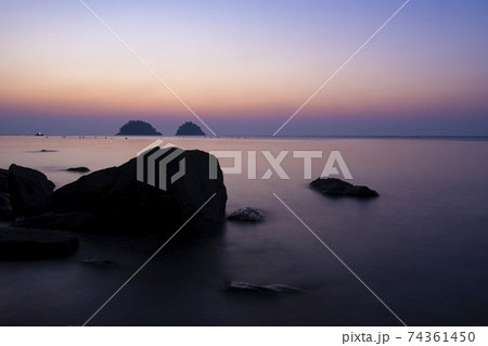 海 夕焼け 島 74361450