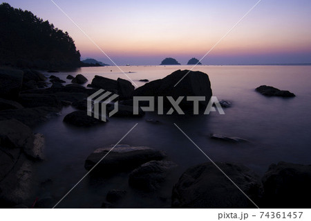 海 夕焼け 岩 74361457
