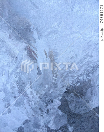 窓霜　窓結氷　北海道冬景色　氷の結晶　氷のアート 74361575