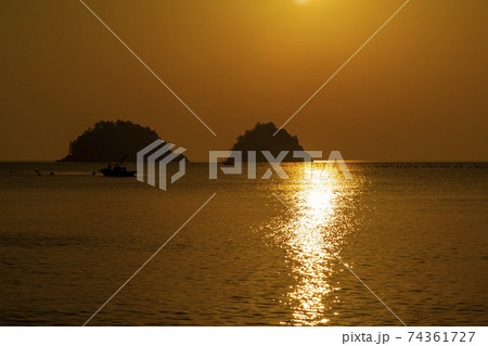 海 夕焼け 日の出 74361727
