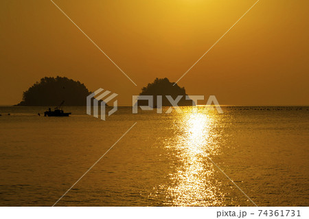 海 夕焼け 日の出 74361731