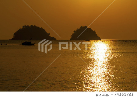 海 夕焼け 日の出 74361733