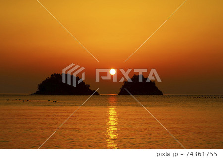 海 夕焼け 日の出 74361755